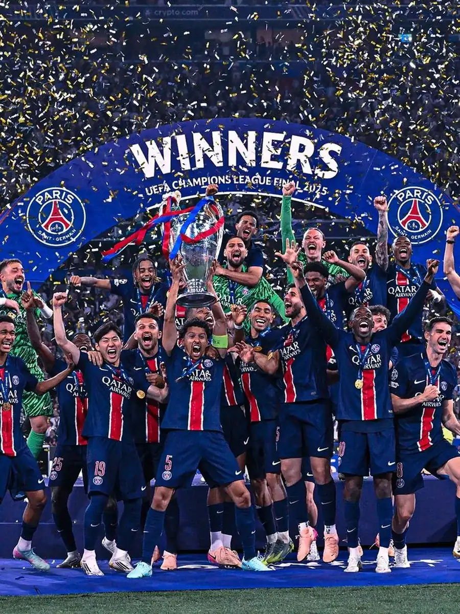 Equipo celebrando con el trofeo de la Champions League