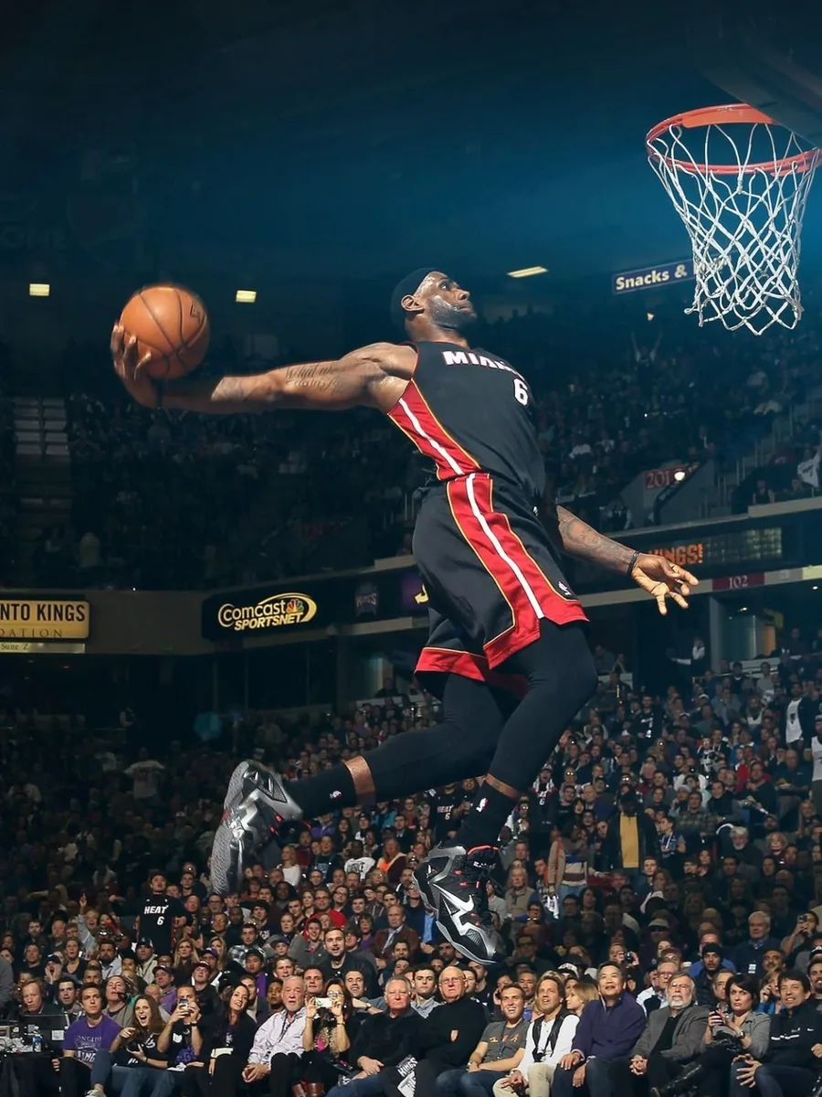 Jugador de baloncesto clavando el balón