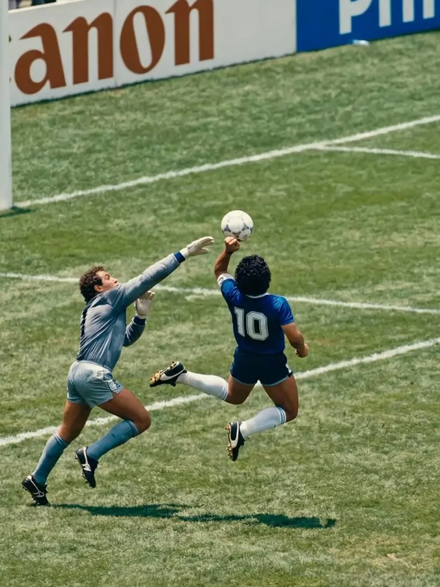 Maradona rematando de cabeza en el Mundial de 1986
